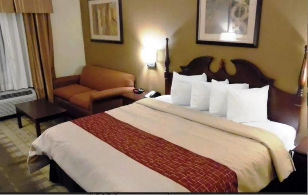 Red Roof Arena Motel 2*